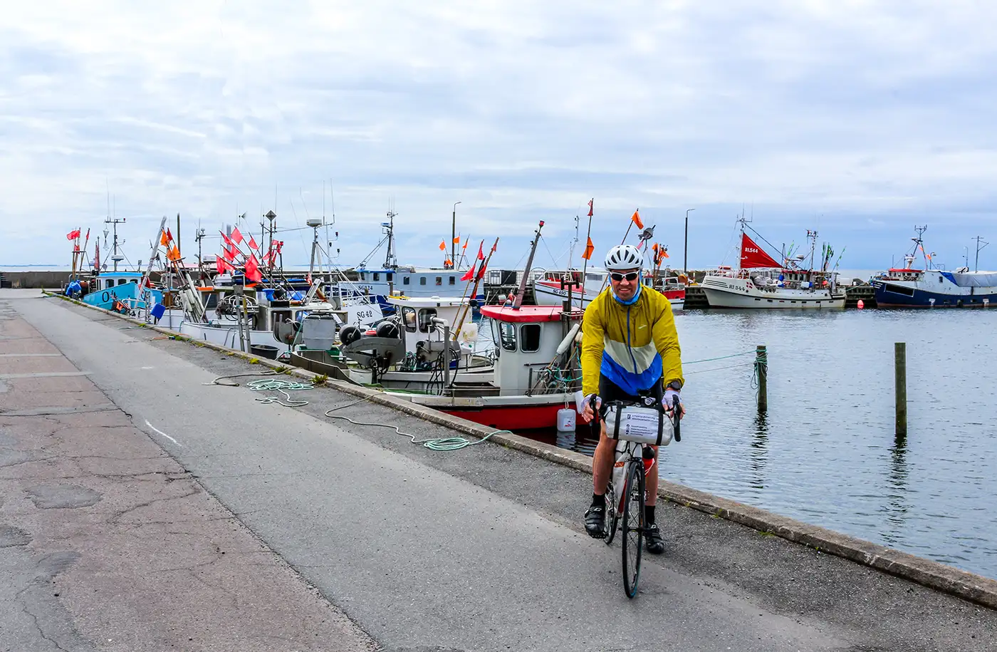 Buch Abenteuer Skandinavien Radfahrer am Hafen