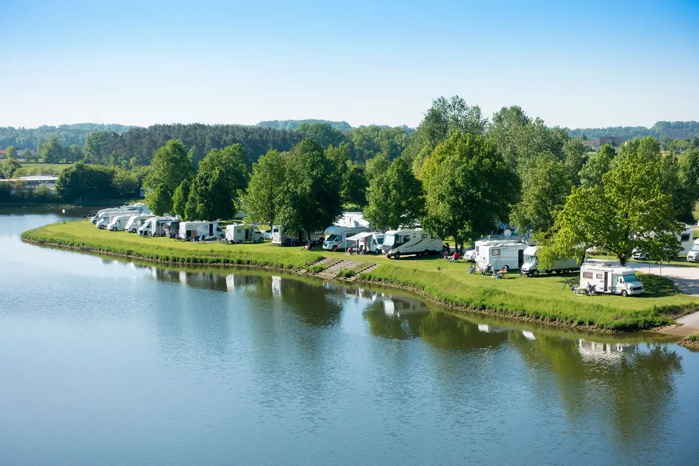 Camper und Wohnmobile am Fluss